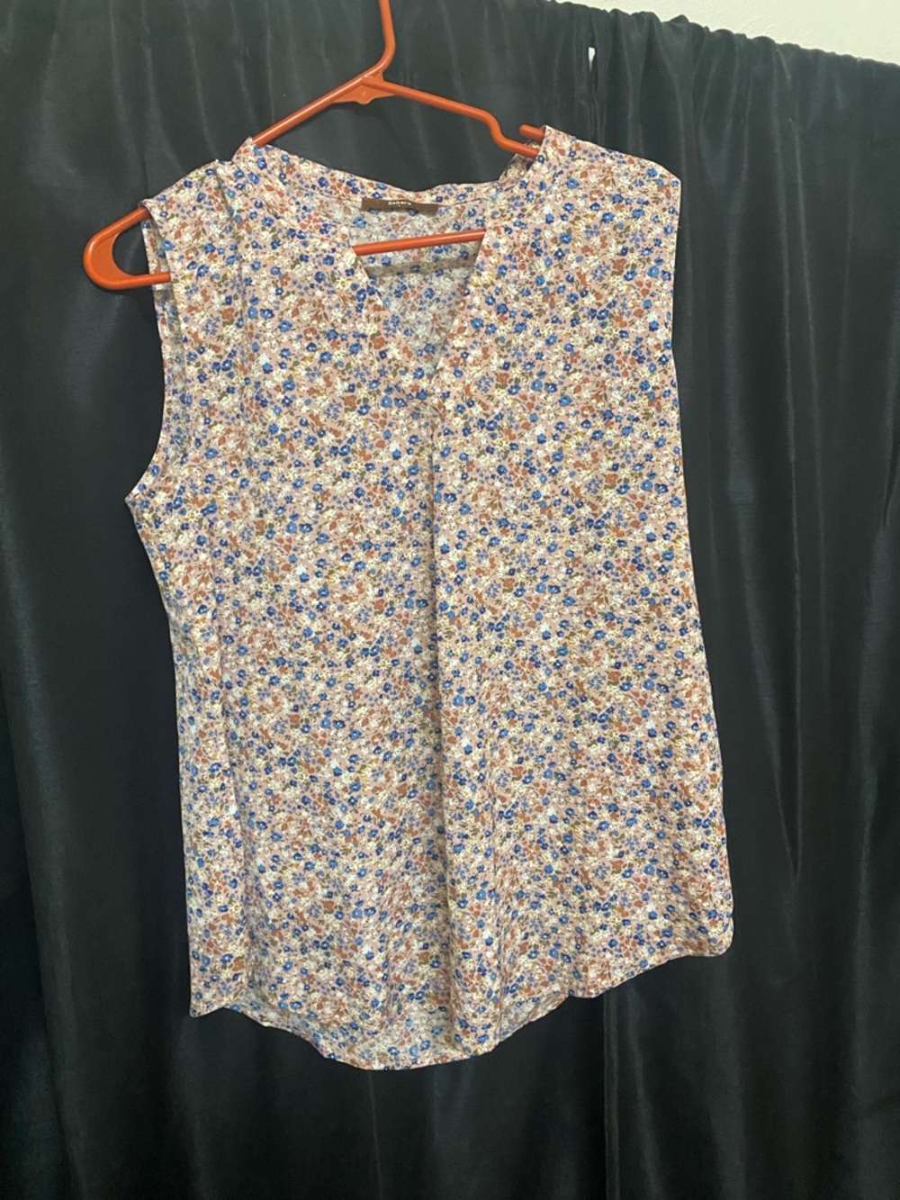 Sleeveless Floral V-Neck Camisole - rose pink with blue, tan and white flowers